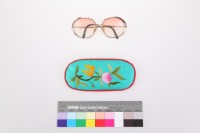 青綠緞地鑲紅邊彩繡果紋眼鏡袋組藏品圖，第2張