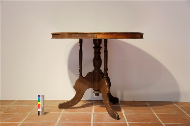 木製餐桌 