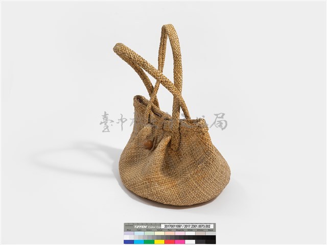 藺草編織橢圓底木質扣鈕手提袋藏品圖，第3張