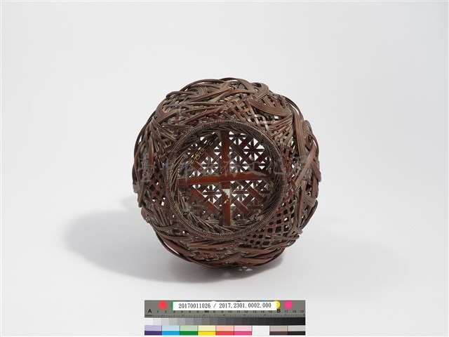 竹籐斜紋編蝶繞折沿圓形花器藏品圖，第8張