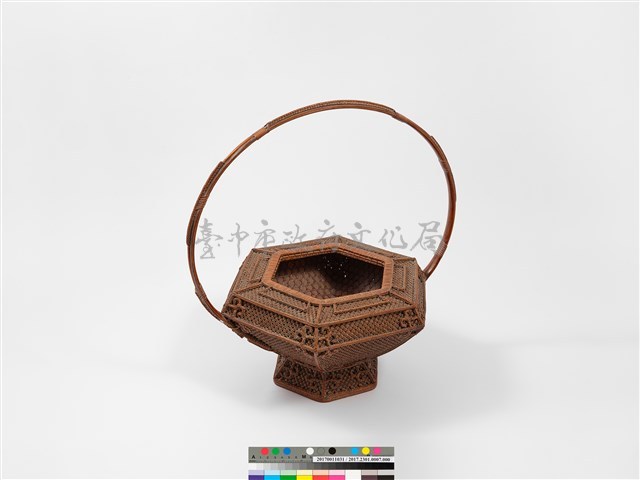 竹籐銅錢勾紋六角形掛花籃藏品圖，第2張