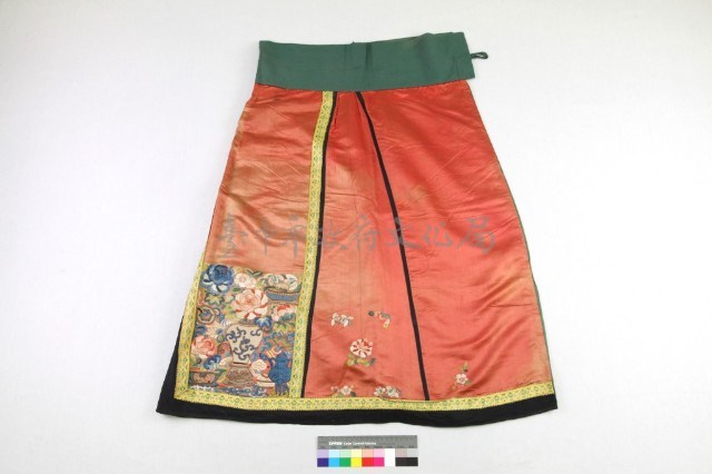 橘綢地彩繡牡丹花馬面裙藏品圖，第1張