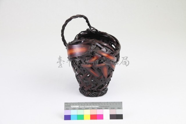 竹籐編三角紋牛頭形掛花籃藏品圖，第1張