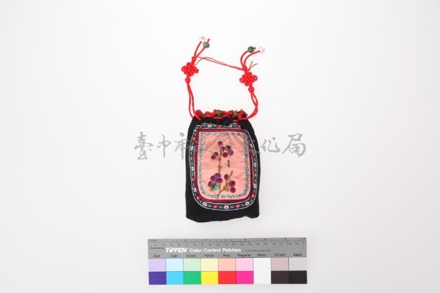 彩繡花果紋繡片裝飾黑布旱煙菸絲袋藏品圖，第1張
