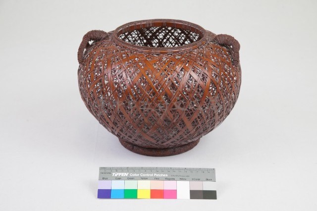 「林間」竹籐三角編交錯紋圓形花器藏品圖，第1張