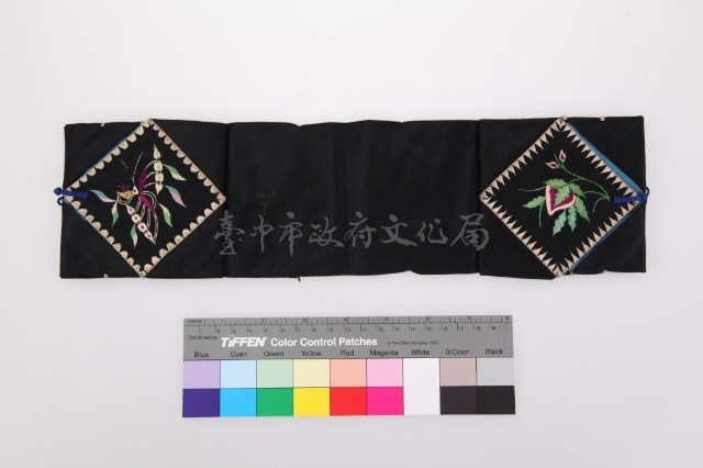 黑地彩繡花蝶獅紋褡褳荷包藏品圖，第1張