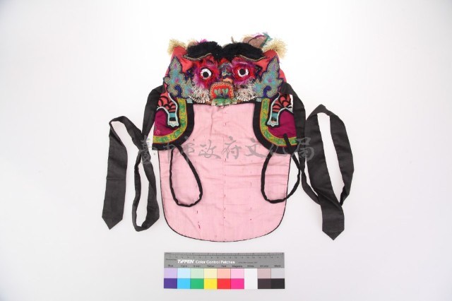 紅緞地刺繡虎頭幼童風帽藏品圖，第1張