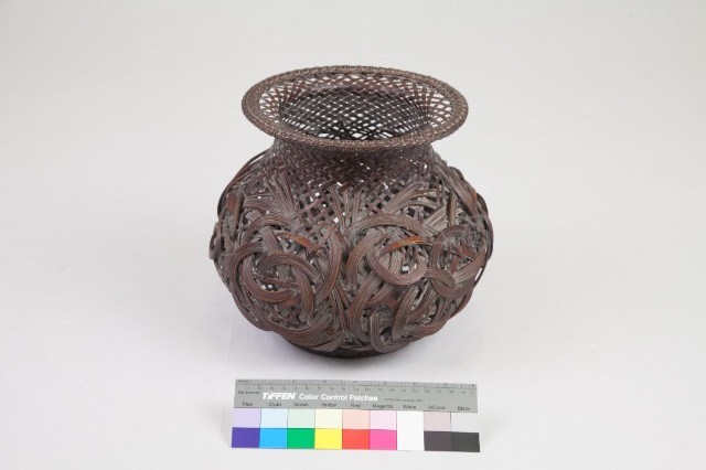 竹籐斜紋編蝶繞折沿圓形花器藏品圖，第1張