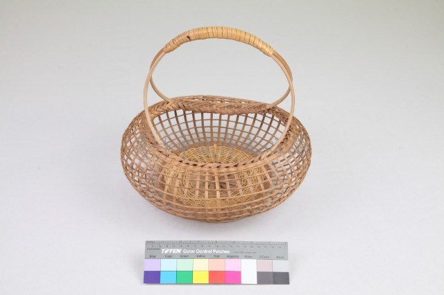 竹籐編格紋圓形掛花籃藏品圖，第1張