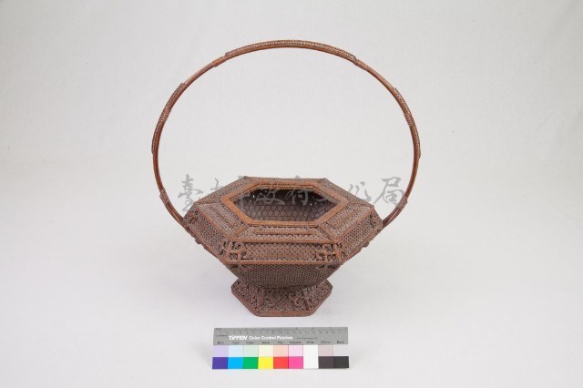 竹籐銅錢勾紋六角形掛花籃藏品圖，第1張
