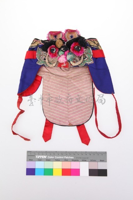 寶藍緞地刺繡虎頭幼童風帽藏品圖，第1張