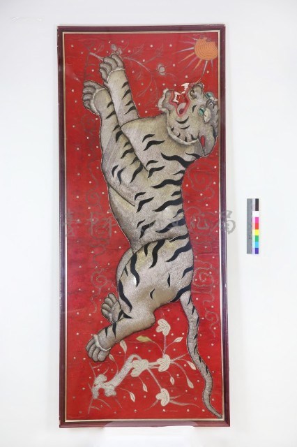 紅地銀虎繡旗藏品圖，第1張