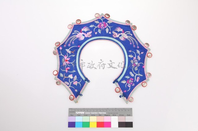 藍緞地八角雙鳳牡丹紋圍涎藏品圖，第1張