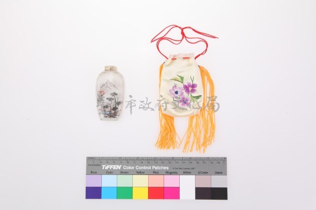 白緞地鑲藍邊彩繡花卉紋鼻煙壺袋藏品圖，第1張