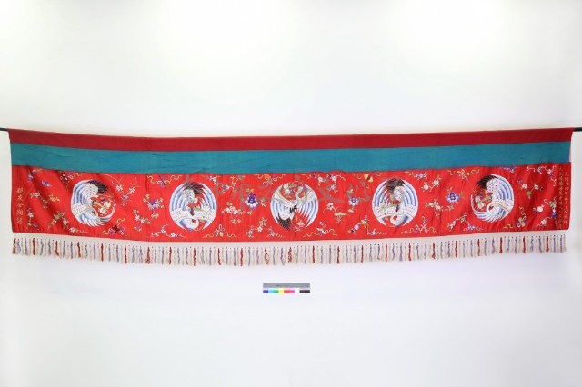 紅緞地白鶴銜桃團花床綵藏品圖，第1張