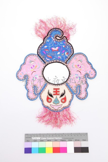 彩繡虎形圍涎藏品圖，第1張