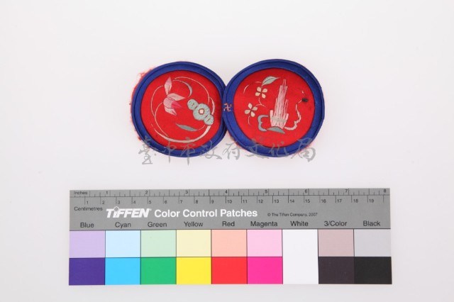 紅地緄藍邊繡花粉撲藏品圖，第1張