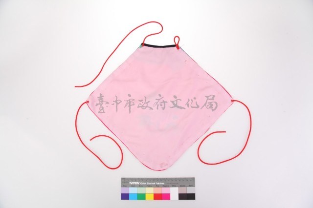 桃紅緞地牡丹紋肚兜藏品圖，第2張