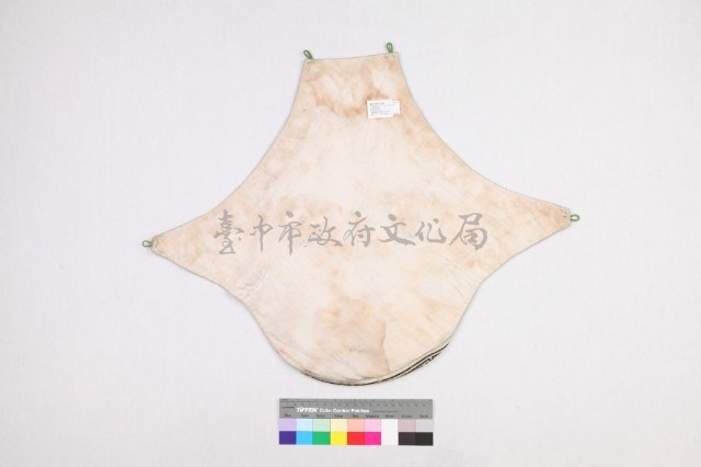 白綢地棕線繡拐子龍紋肚兜藏品圖，第2張