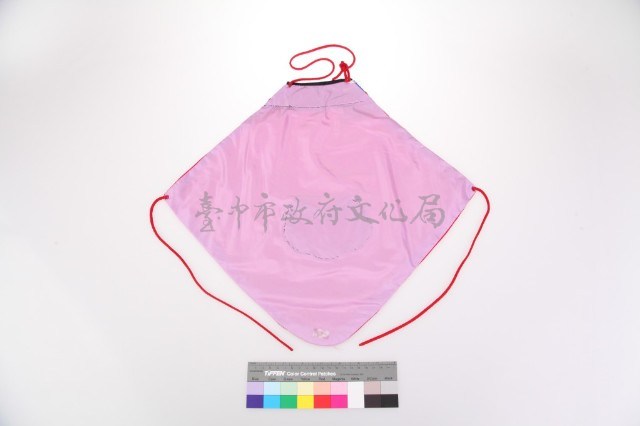 大紅提花緞地「如意吉祥」肚兜藏品圖，第2張