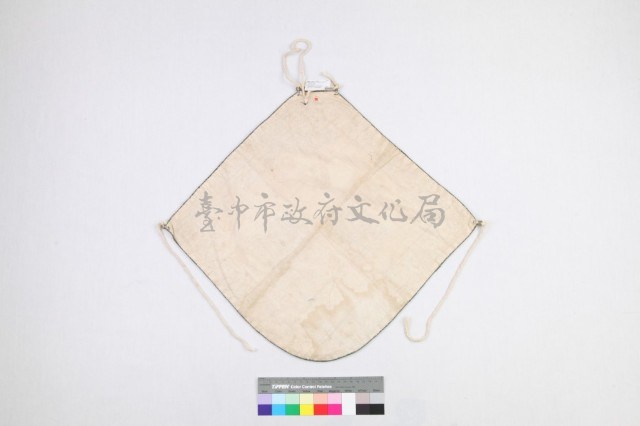白棉地彩繡花鳥紋肚兜藏品圖，第2張