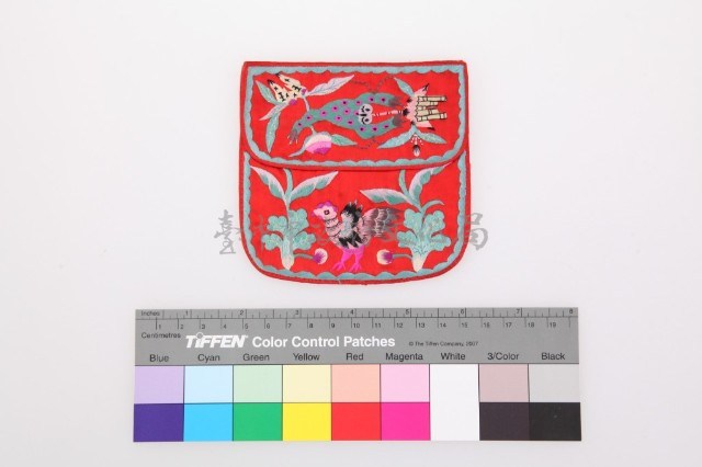 紅緞地彩繡花鳥獸紋雙面方形荷包藏品圖，第2張