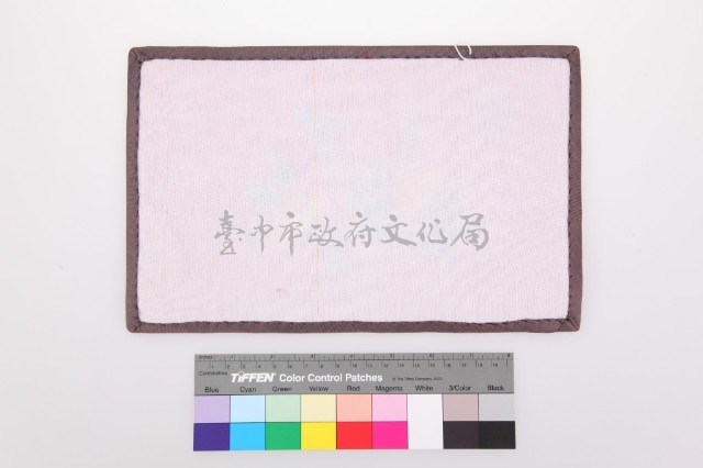 紅地鑲褐邊彩繡花蝶紋繡片藏品圖，第2張