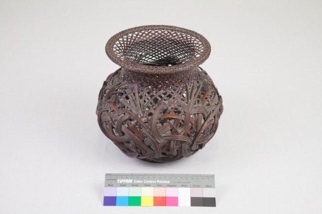 竹籐斜紋編蝶繞折沿圓形花器藏品圖，第13張