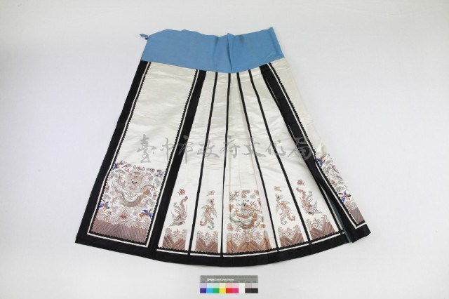 米白綢地彩繡龍鳳馬面裙藏品圖，第2張