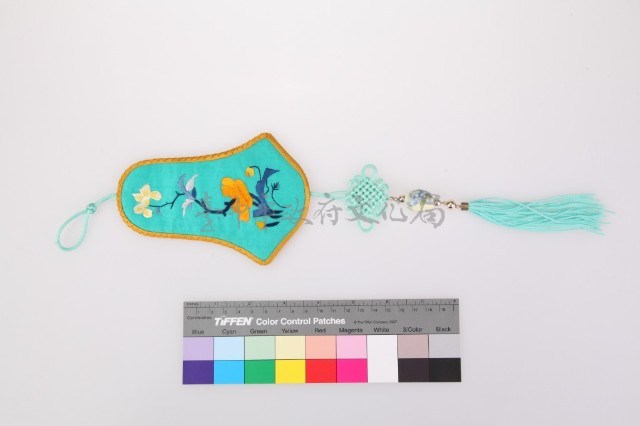 藍緞地鑲黃邊花卉紋鑰匙袋藏品圖，第2張