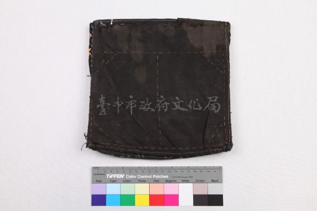 紅紫緞地壽字人物紋方形荷包藏品圖，第2張