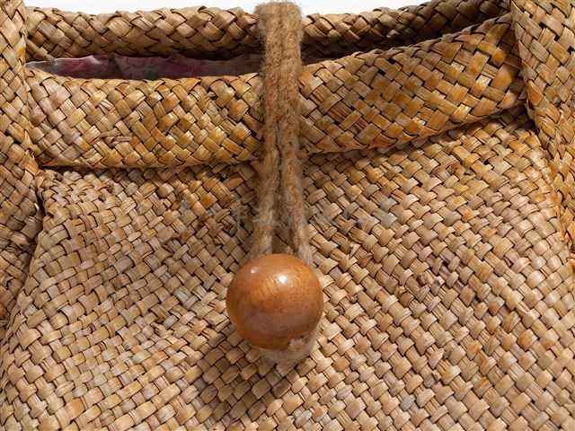 藺草編織橢圓底木質扣鈕手提袋藏品圖，第7張