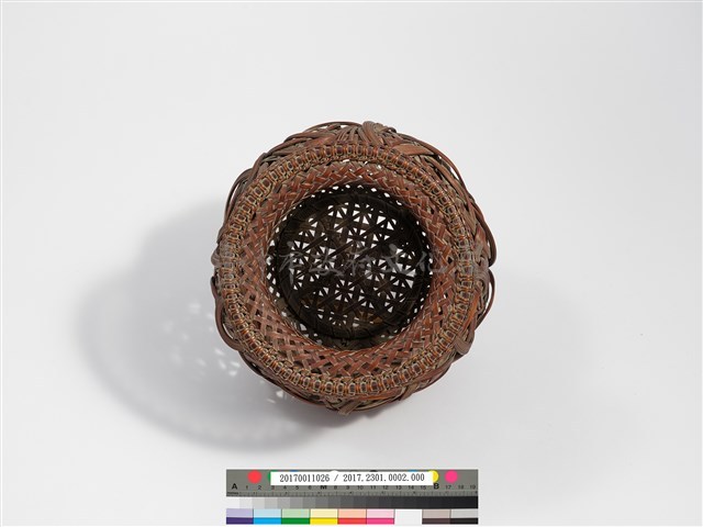 竹籐斜紋編蝶繞折沿圓形花器藏品圖，第7張