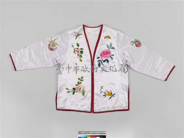 白緞地鑲紅邊彩繡花果吉紋對襟女短襖藏品圖，第2張
