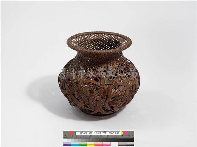 竹籐斜紋編蝶繞折沿圓形花器藏品圖，第2張