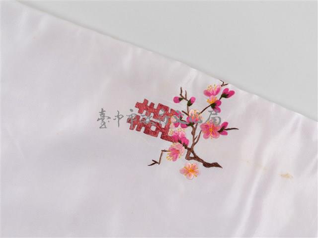 白緞地鑲紅邊彩繡花果吉紋對襟女短襖藏品圖，第12張