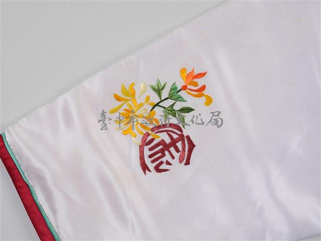 白緞地鑲紅邊彩繡花果吉紋對襟女短襖藏品圖，第11張