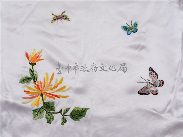 白緞地鑲紅邊彩繡花果吉紋對襟女短襖藏品圖，第9張