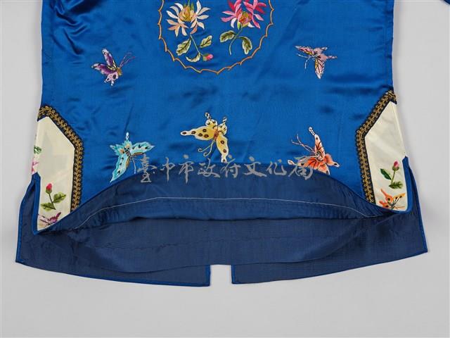 寶藍緞地鑲乳白邊彩繡花蝶紋對襟女短襖藏品圖，第19張