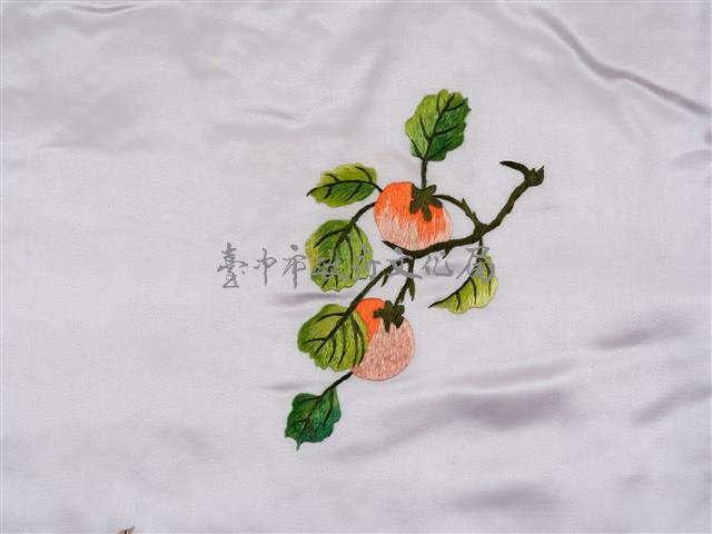 白緞地鑲紅邊彩繡花果吉紋對襟女短襖藏品圖，第10張