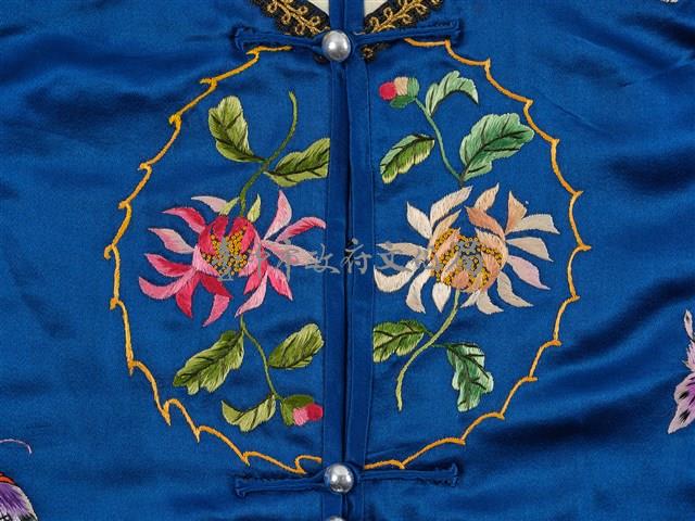寶藍緞地鑲乳白邊彩繡花蝶紋對襟女短襖藏品圖，第10張