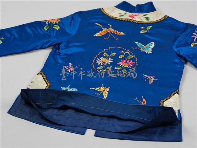 寶藍緞地鑲乳白邊彩繡花蝶紋對襟女短襖藏品圖，第20張