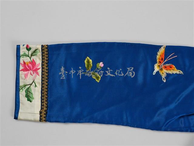 寶藍緞地鑲乳白邊彩繡花蝶紋對襟女短襖藏品圖，第8張