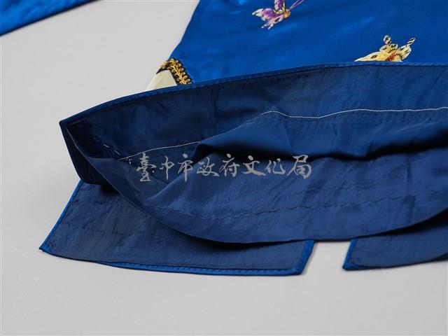 寶藍緞地鑲乳白邊彩繡花蝶紋對襟女短襖藏品圖，第18張