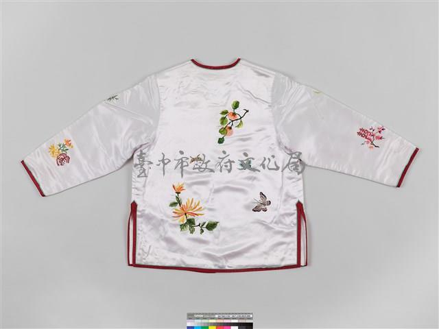 白緞地鑲紅邊彩繡花果吉紋對襟女短襖藏品圖，第4張