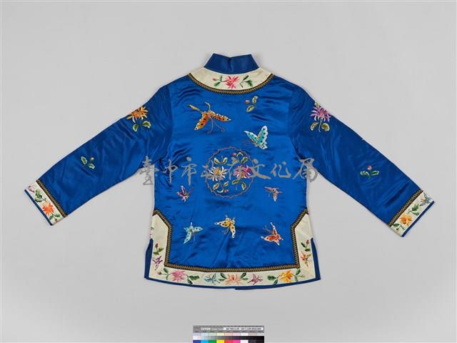 寶藍緞地鑲乳白邊彩繡花蝶紋對襟女短襖藏品圖，第4張
