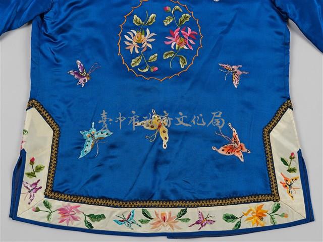 寶藍緞地鑲乳白邊彩繡花蝶紋對襟女短襖藏品圖，第14張