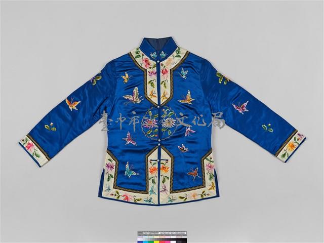 寶藍緞地鑲乳白邊彩繡花蝶紋對襟女短襖藏品圖，第2張