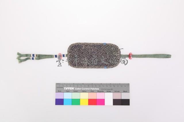 黑白地納紗繡壽字紋眼鏡套藏品圖，第1張