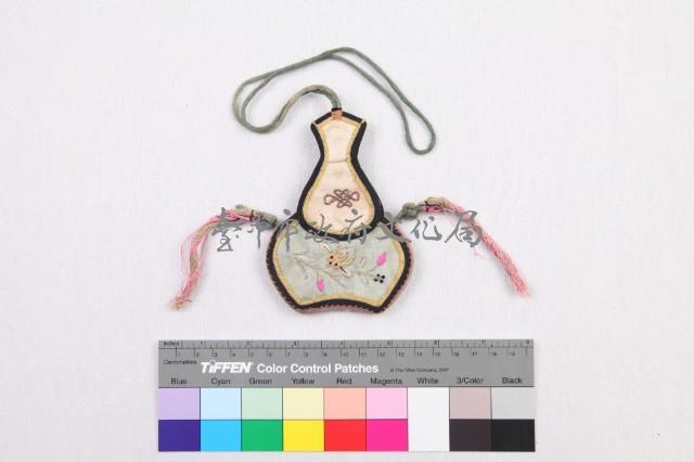 緞地彩繡花魚盤長紋葫蘆形配飾藏品圖，第1張